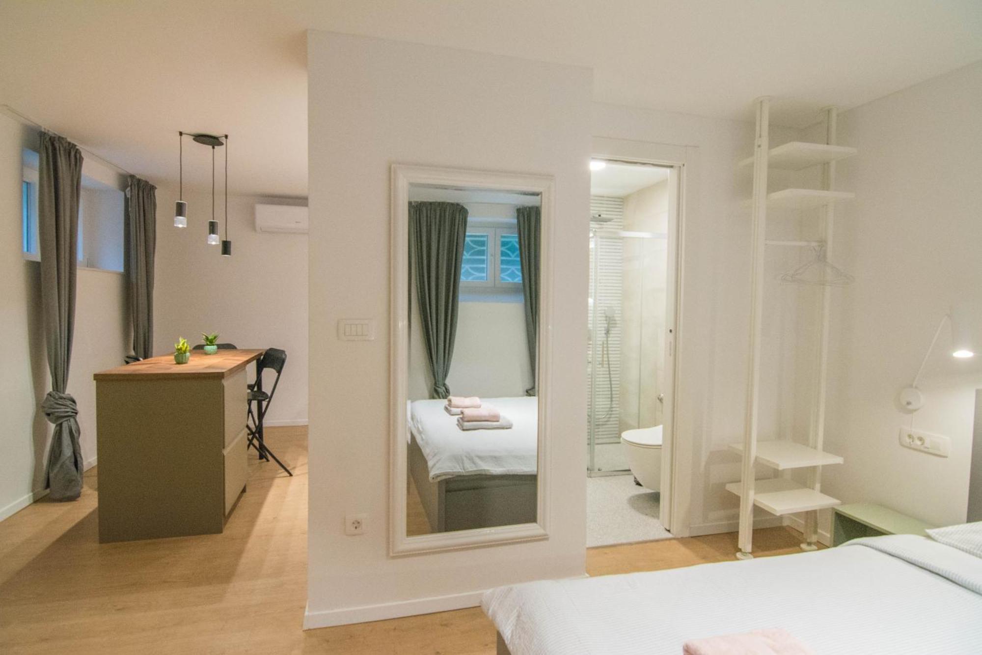 Romiru Rooms And Studio Apartment Split Bagian luar foto