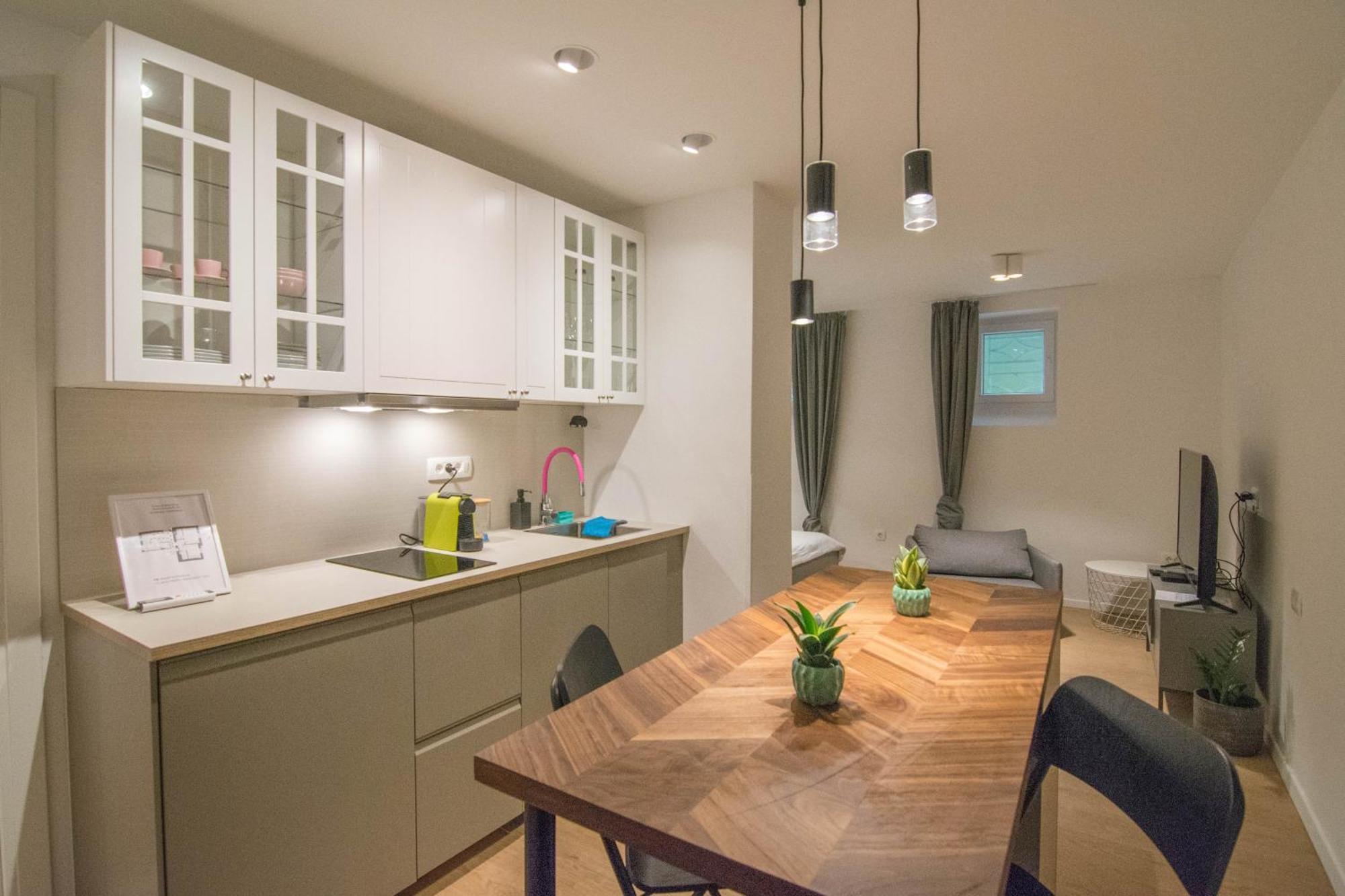 Romiru Rooms And Studio Apartment Split Bagian luar foto