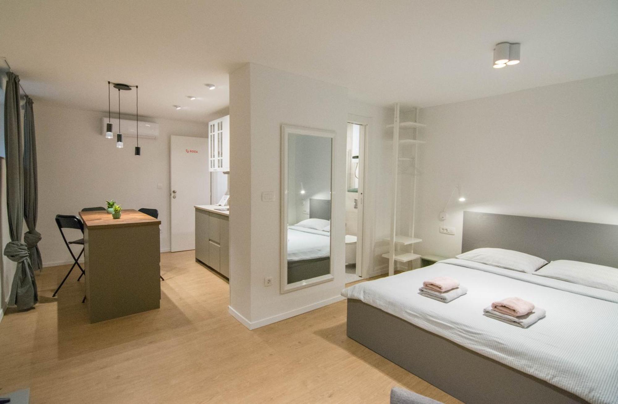 Romiru Rooms And Studio Apartment Split Bagian luar foto
